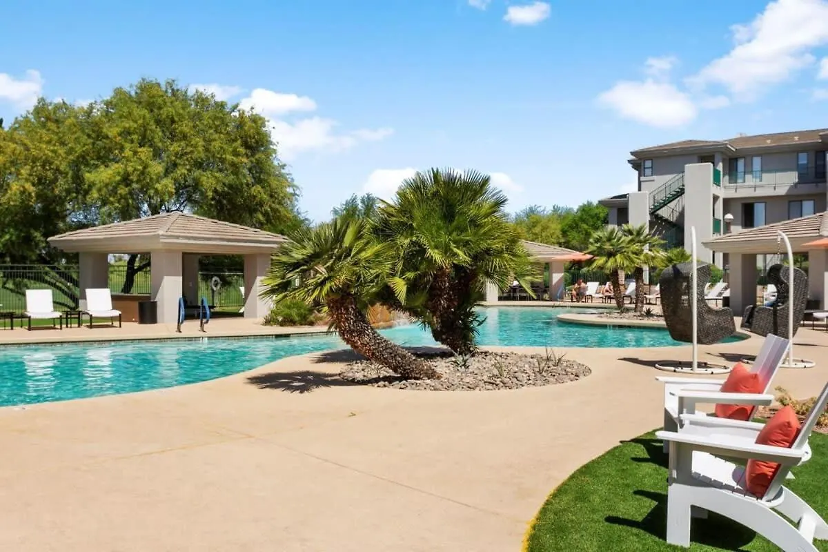 Апартаменты 2Br Cozysuites At Kierland Commons With Pool #04 Скоттсдейл