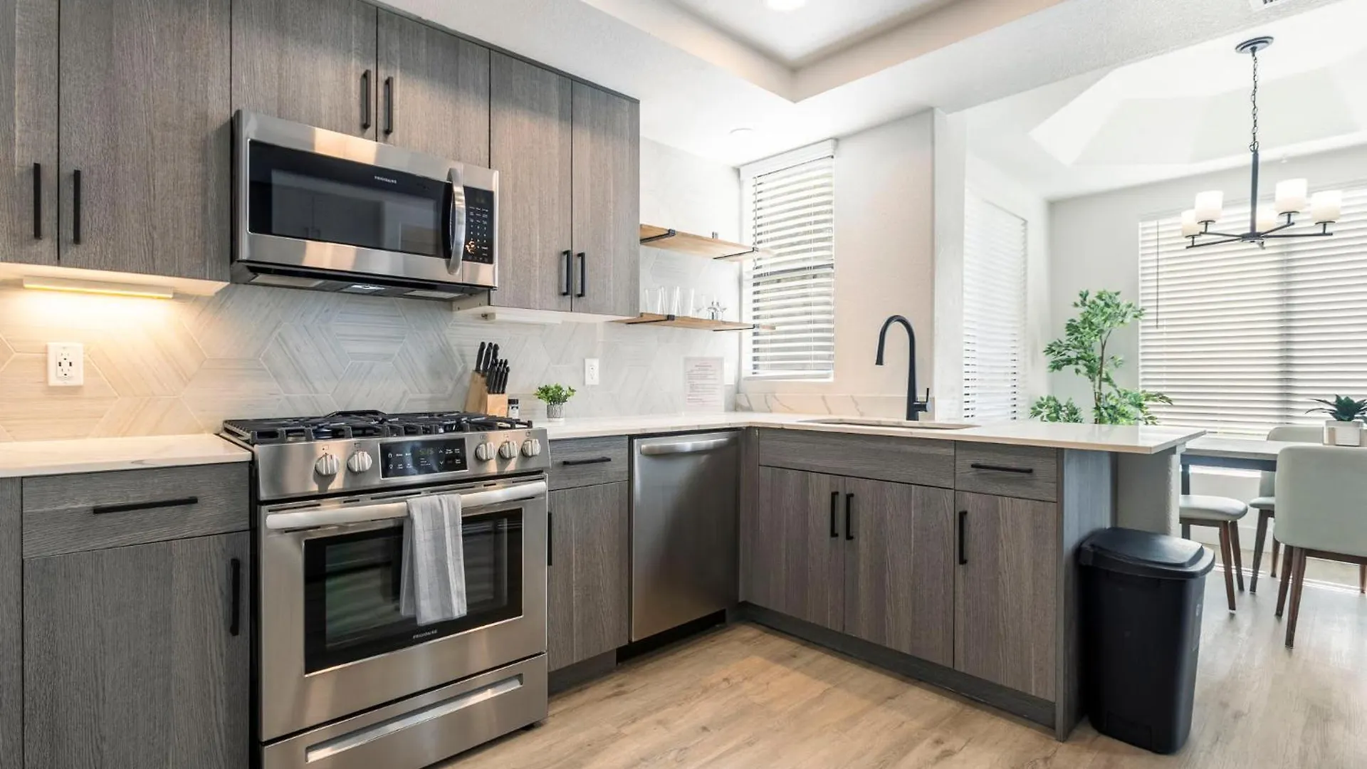 Апартаменты 2Br Cozysuites At Kierland Commons With Pool #04 Скоттсдейл